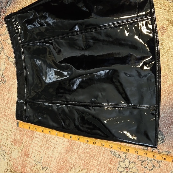 J. Crew Black Glossy Faux Leather Side Zip Lined Mini Skirt - Size 0 - Picture 9 of 11